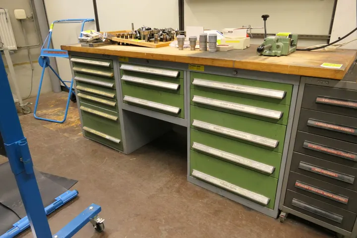 Werkbank, ohne Inhalt Maße in cm ca.: 200 x 70 x 85